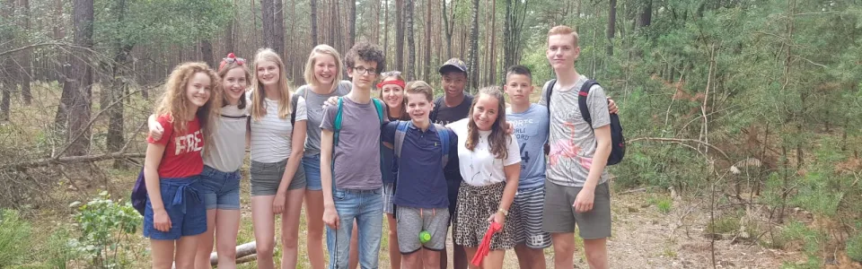 Groepsfoto van deelnemers in het bos