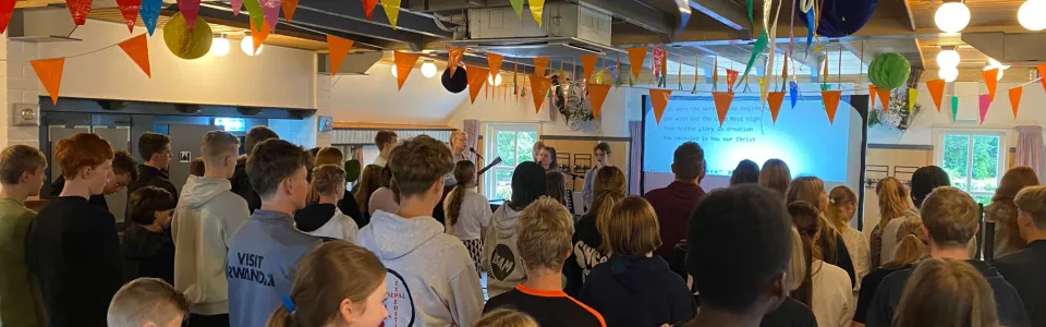 Deelnemers in de versierde zaal tijdens het avondprogramma