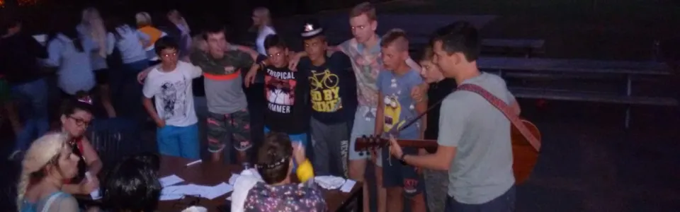 Deelnemers in een donkere zaal tijdens het programma