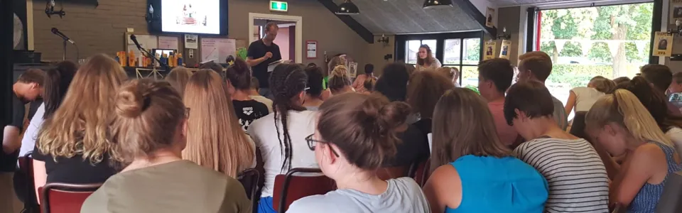 Deelnemers in de zaal tijdens het programma