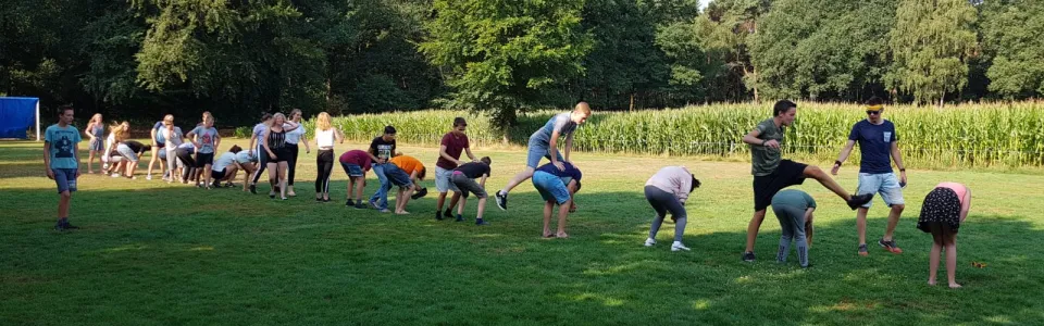 Deelnemers spelen een spel op het grasveld