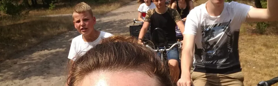 Kampleidster maakt een selfie op de fiets