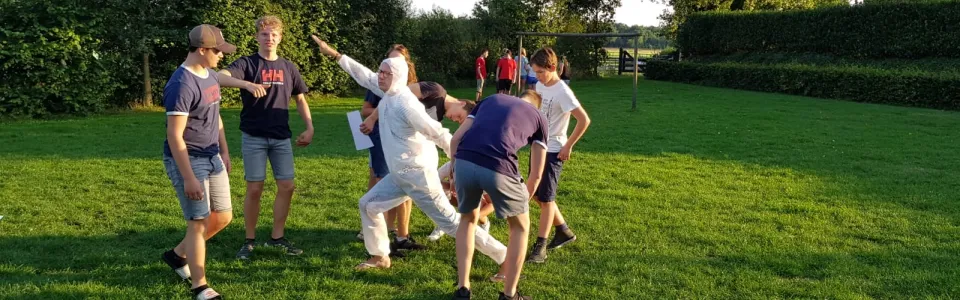 Deelnemers spelen een spel op het grasveld