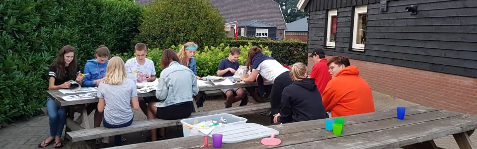 Deelnemers aan picknicktafels met gekleurde bekers