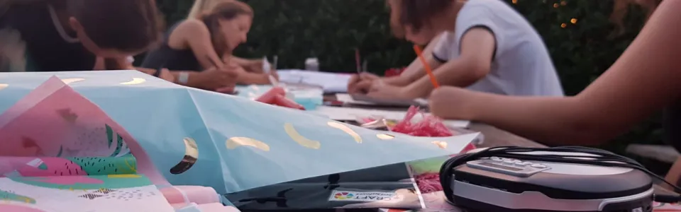 Deelnemers knutselen aan tafel