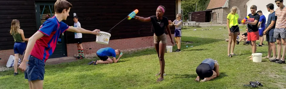 Deelnemers spelen een spel op het grasveld