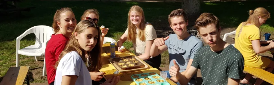 Deelnemers spelen een spel aan een picknicktafel