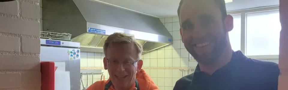 Twee keukenmedewerkers bij de soeppan