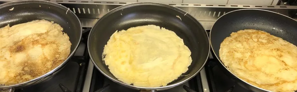 Pannenkoeken bakken in drie grote pannen