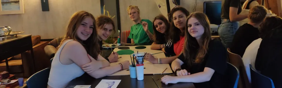 Meisjes aan tafel tijdens een middagactiviteit