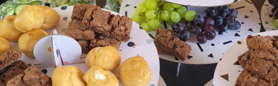 Bordjes met hapjes en fruit op tafel