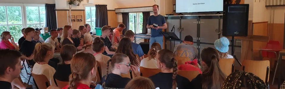 Volle zaal met deelnemers tijdens het programma