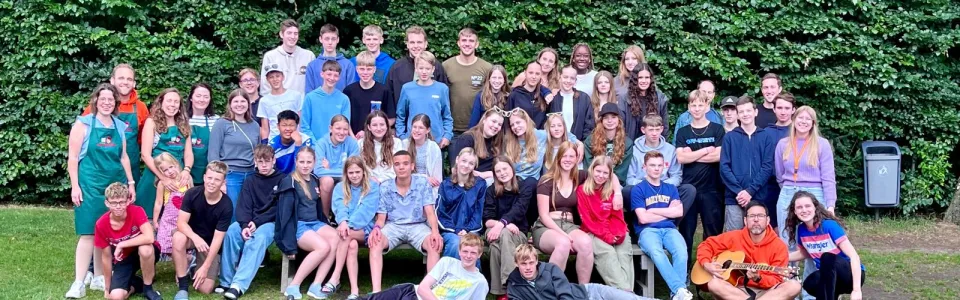 Grote groepsfoto van deelnemers in het gras
