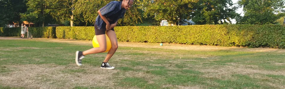 Deelnemer rent over het grasveld tijdens een spel
