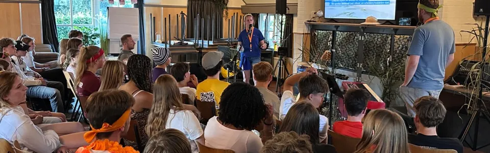 Volle zaal met deelnemers op de eerste dag