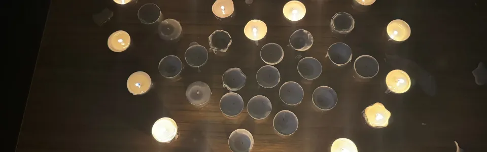 Waxinelichtjes in de vorm van een hart op tafel
