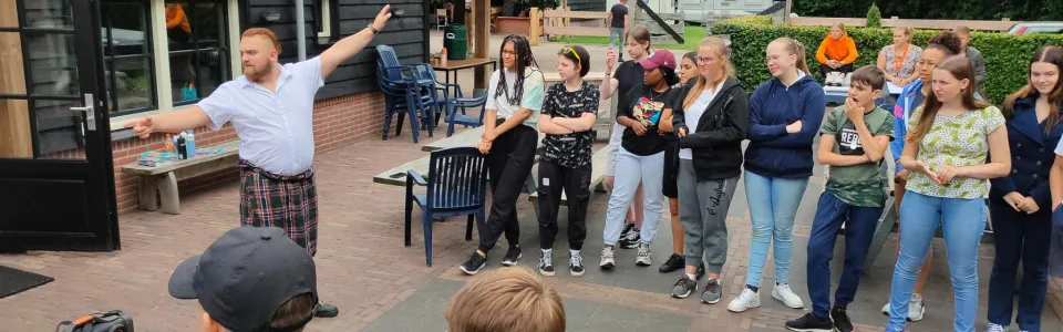Deelnemers staan in een kring op het plein