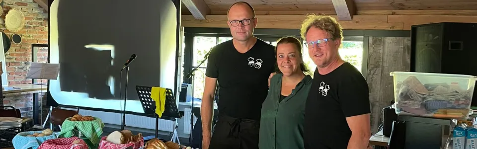 Keukenteam van tienerkamp 2 bij het buffet