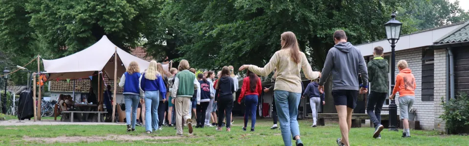Deelnemers lopen over het terrein op de aankomstdag