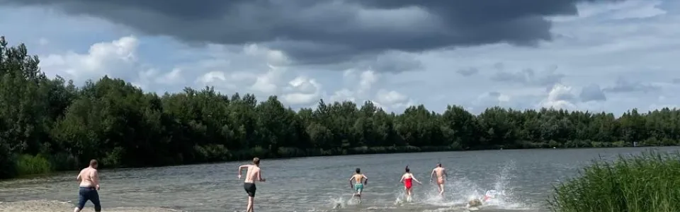 Zandvlakte onder een donkere wolkenlucht