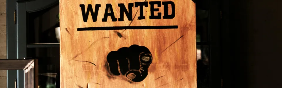 Poster met de tekst WANTED YOU aan de muur