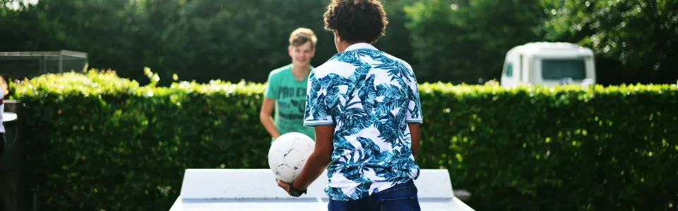 Deelnemer speelt tafeltennis buiten