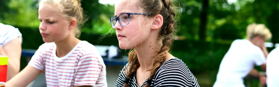 Kinderen knutselen aan tafel buiten