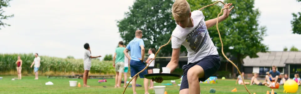 Deelnemer springt touwtje op het grasveld