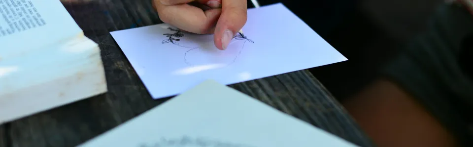 Deelnemer schrijft een brief aan tafel
