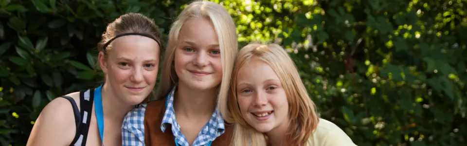 Drie meisjes samen in het bos
