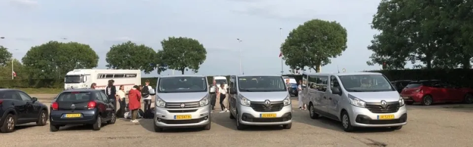 Auto's klaar voor vertrek naar het topkamp