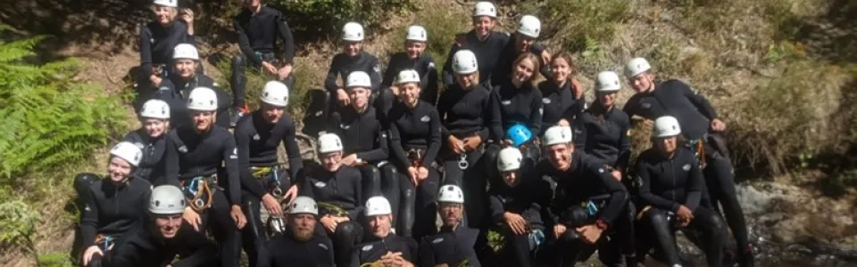 Groep deelnemers in wetsuit klaar voor canyoning