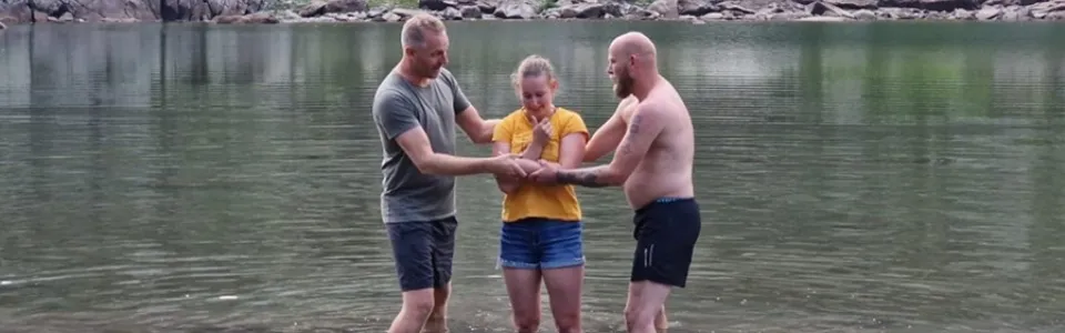 Doop in het water van een bergmeer