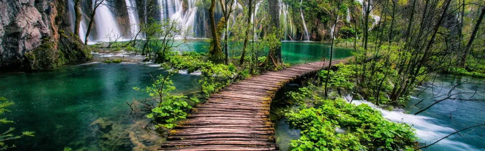 Houten vlonderpad langs de watervallen van Plitvice
