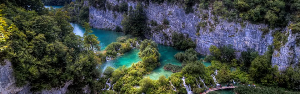 Uitzicht over de turkooizen meren van Plitvice vanaf de bergen