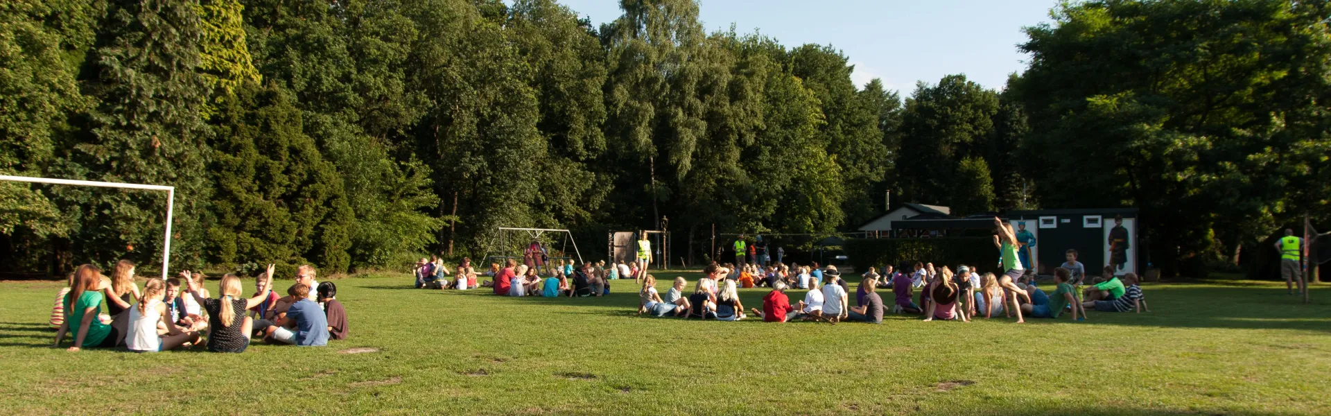 Kinderen rennen lachend over een pad