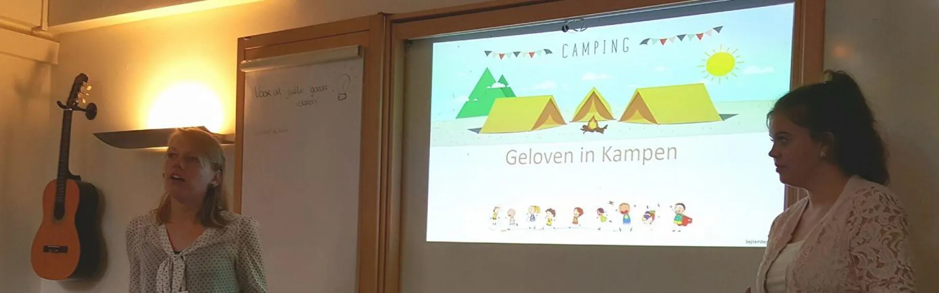 Spreekster bij een scherm met de presentatie Geloven in Kampen