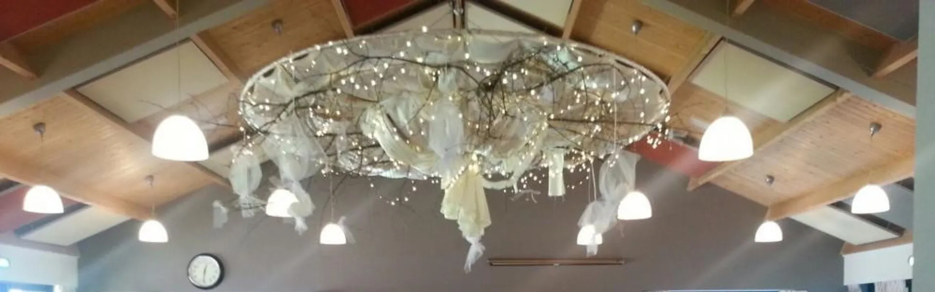 Eetzaal met kroonluchter en tafels