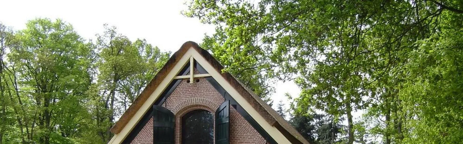 Kapel met een kruis op de gevel