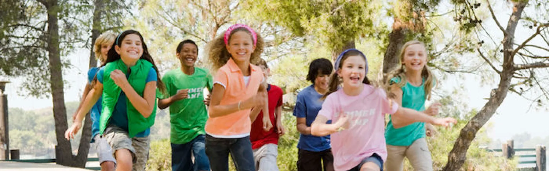 Kinderen rennen lachend over een pad
