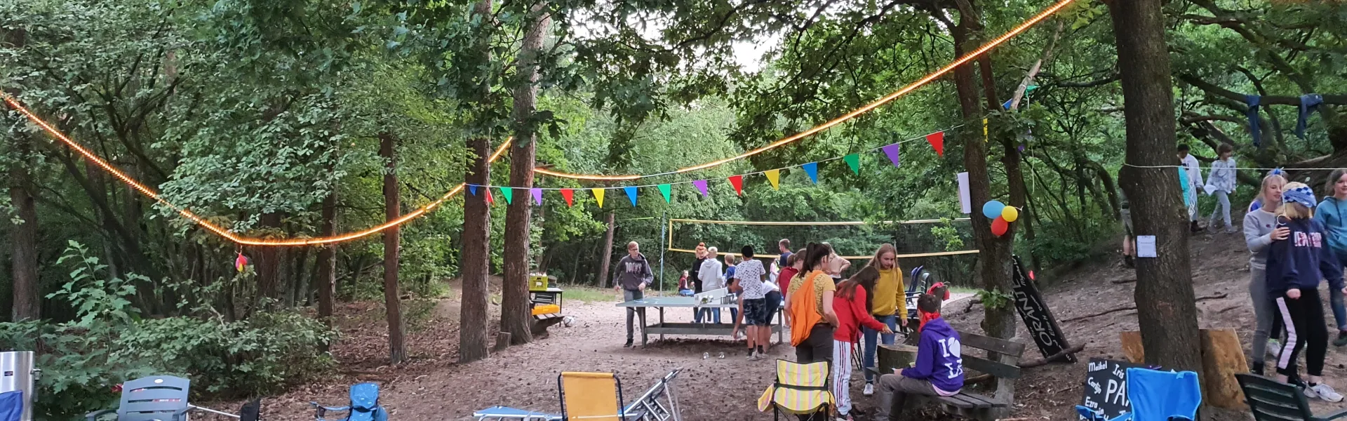 Kampterrein met stoelen en slingers tijdens de fancy fair