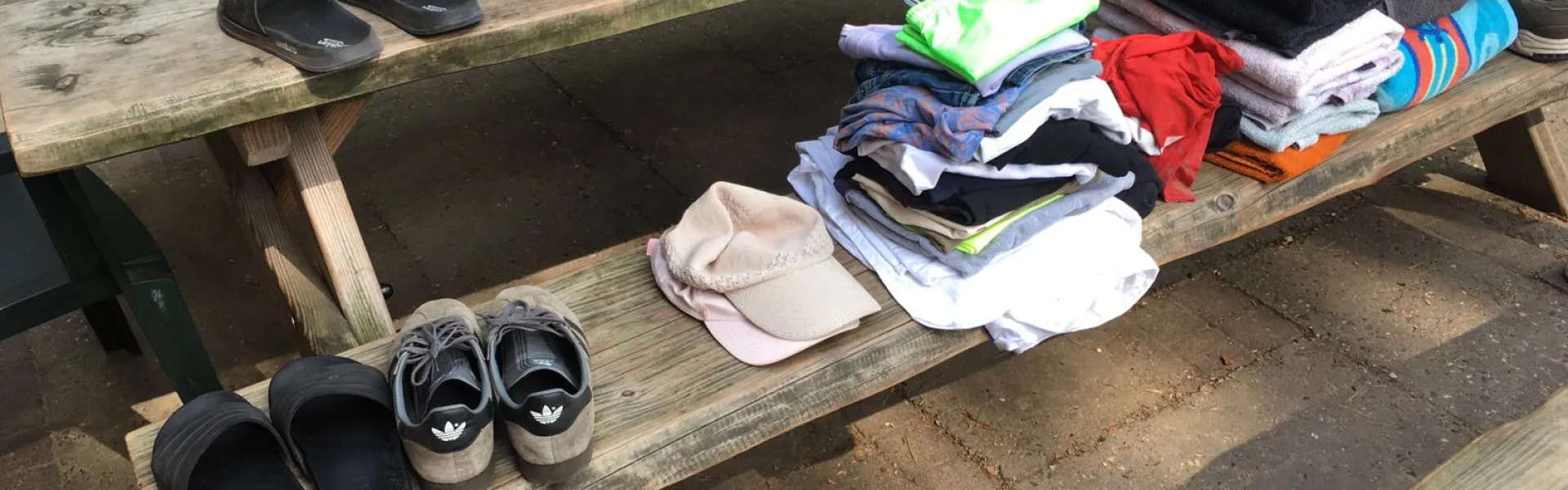 Gevonden voorwerpen uitgestald op picknicktafels