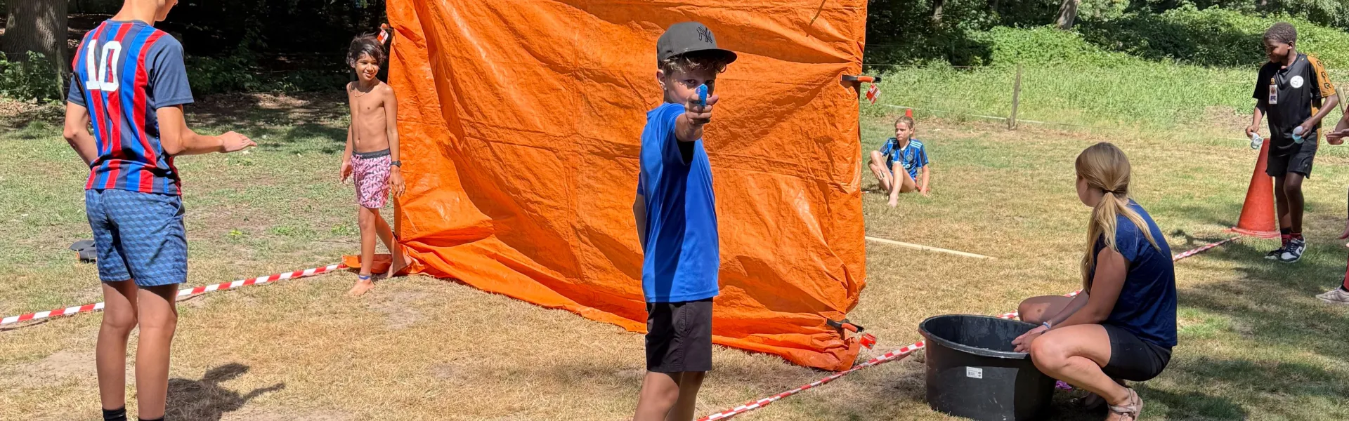Deelnemer bij een oranje doek tijdens een spel