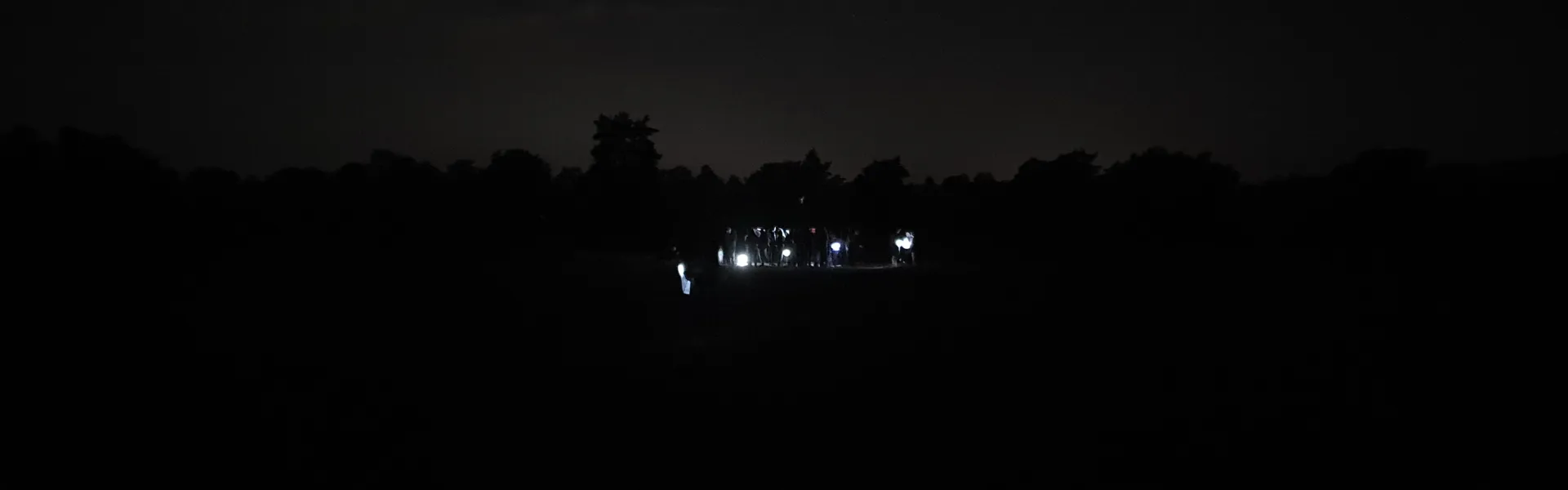 Donker kampterrein met een enkel lichtje