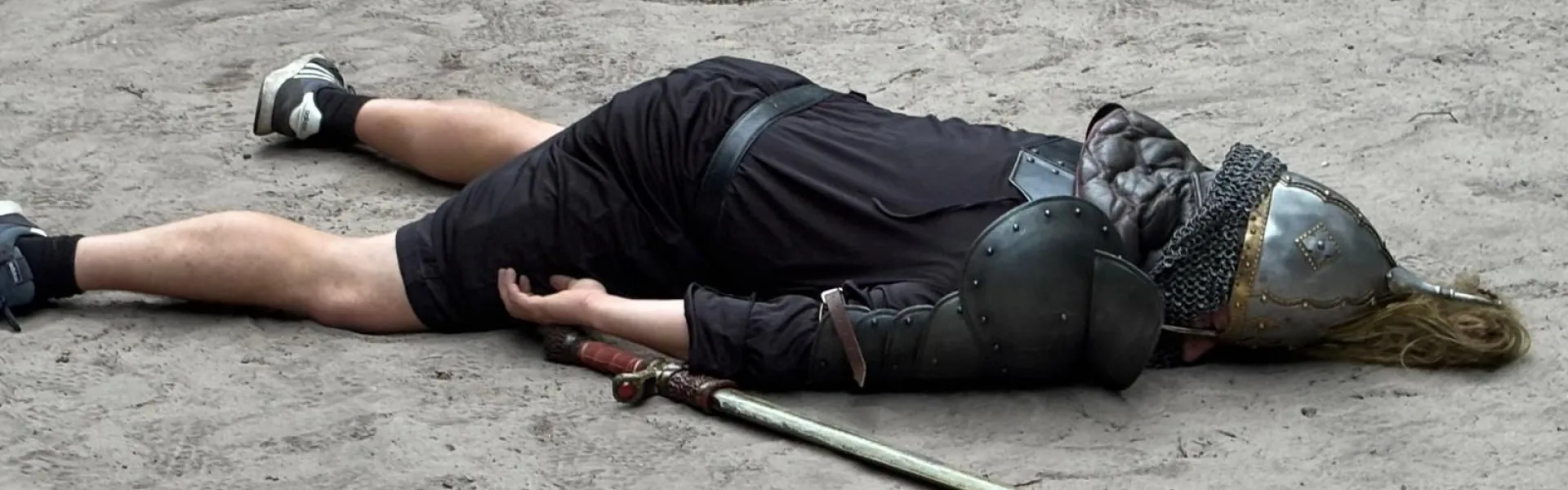 Deelnemer ligt in het zand na het spel Goliath