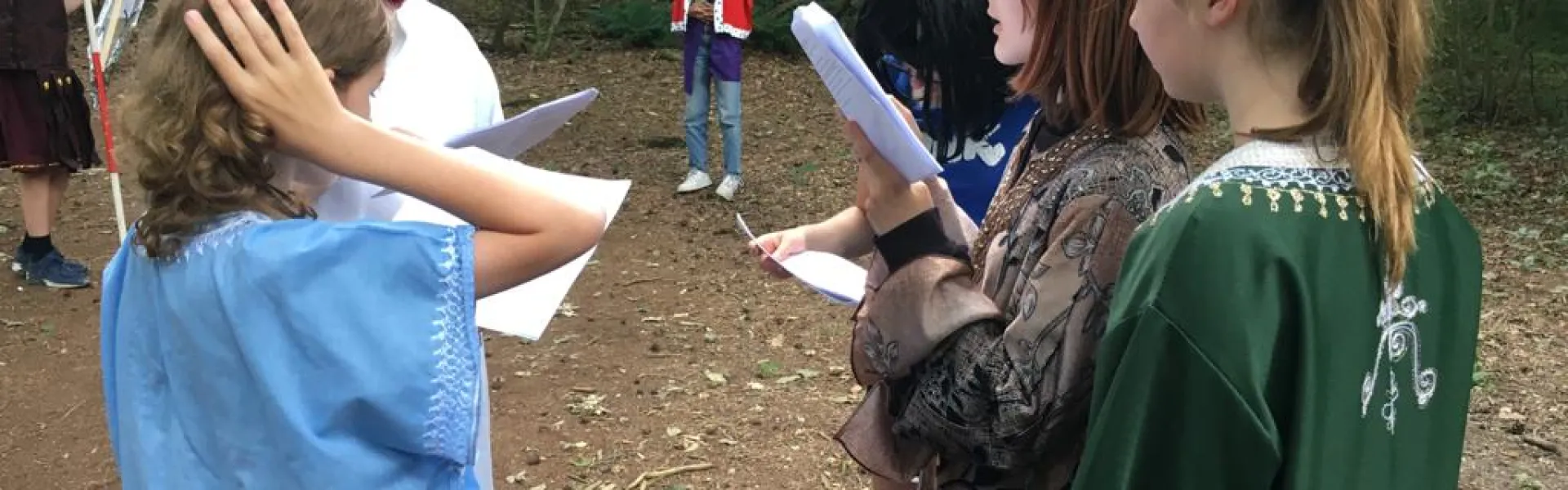 Deelnemers overleggen met papieren in de hand