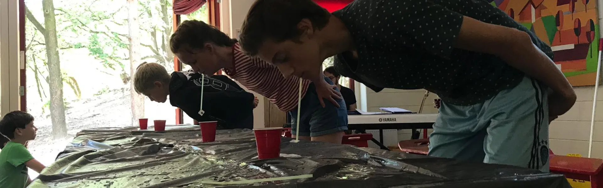 Deelnemer duikt over een natte tafel