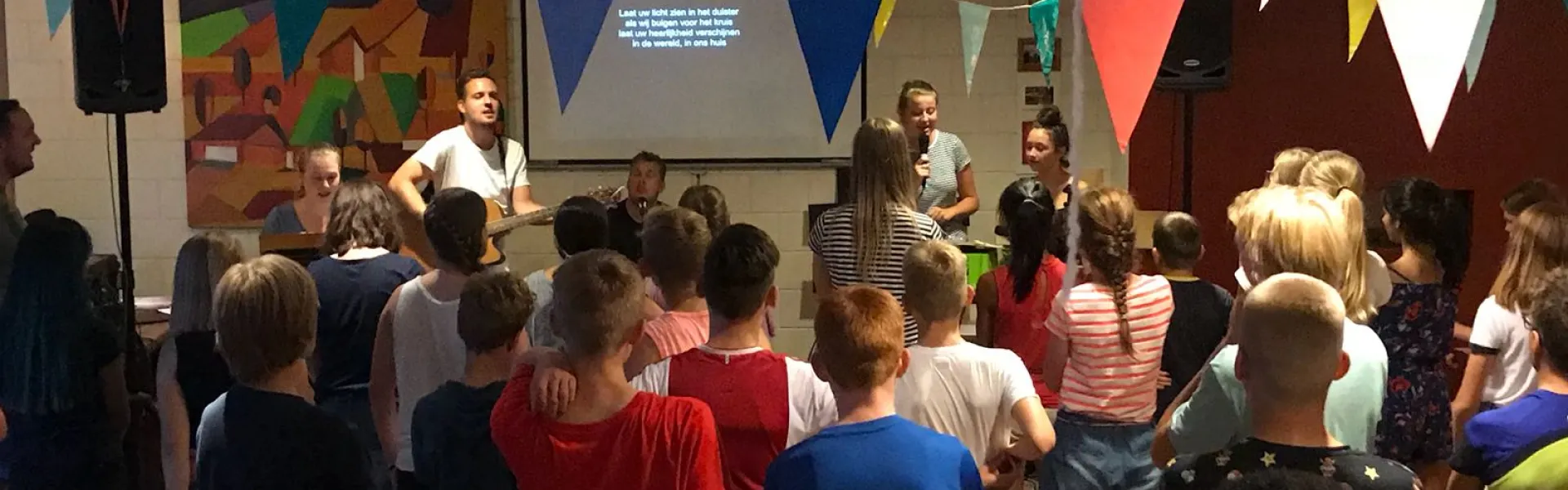 Deelnemers in de zaal met vlaggetjes