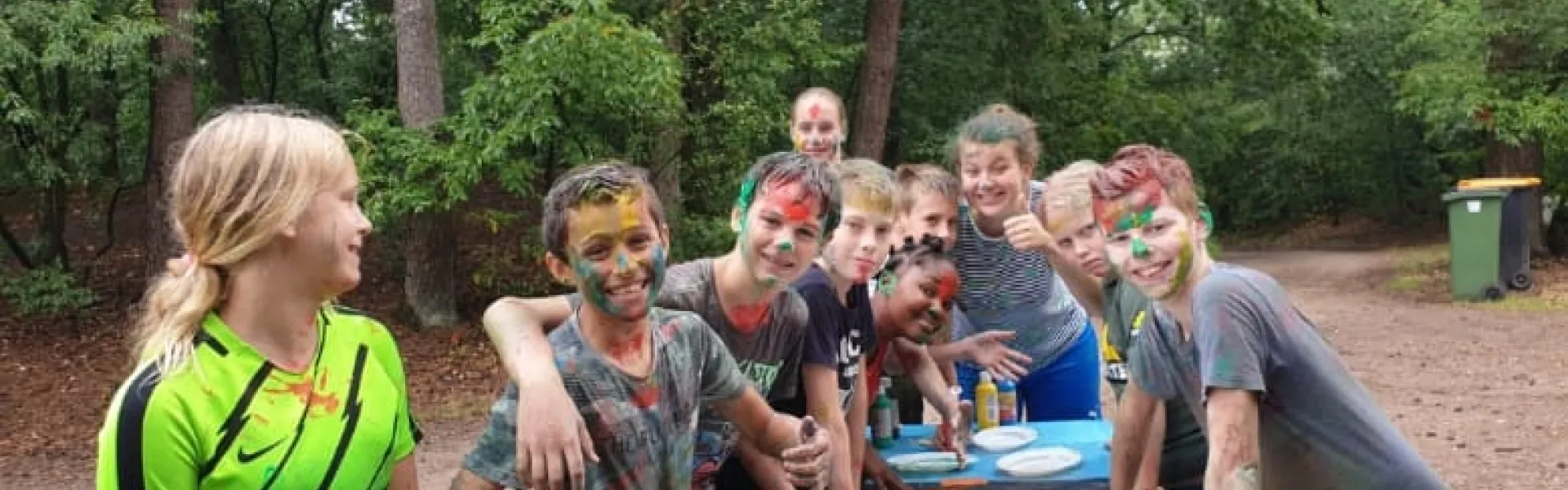 Deelnemers op de foto in het donker