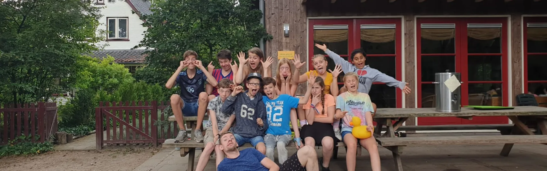 Groepsfoto van deelnemers op de trap van het gebouw